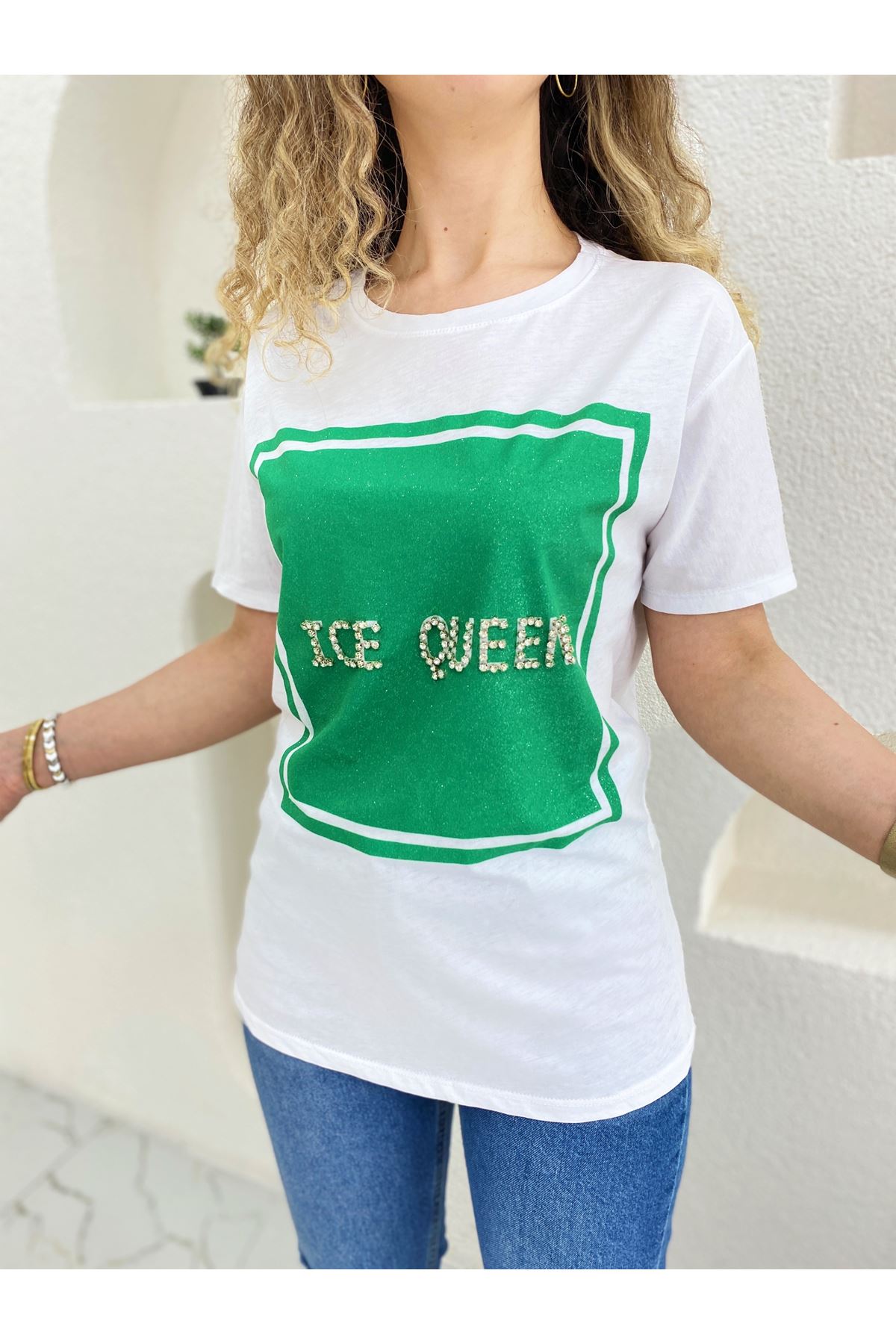 Beyaz Zemin Üzerine Yeşil Taş İşlemeli Simli T-Shirt