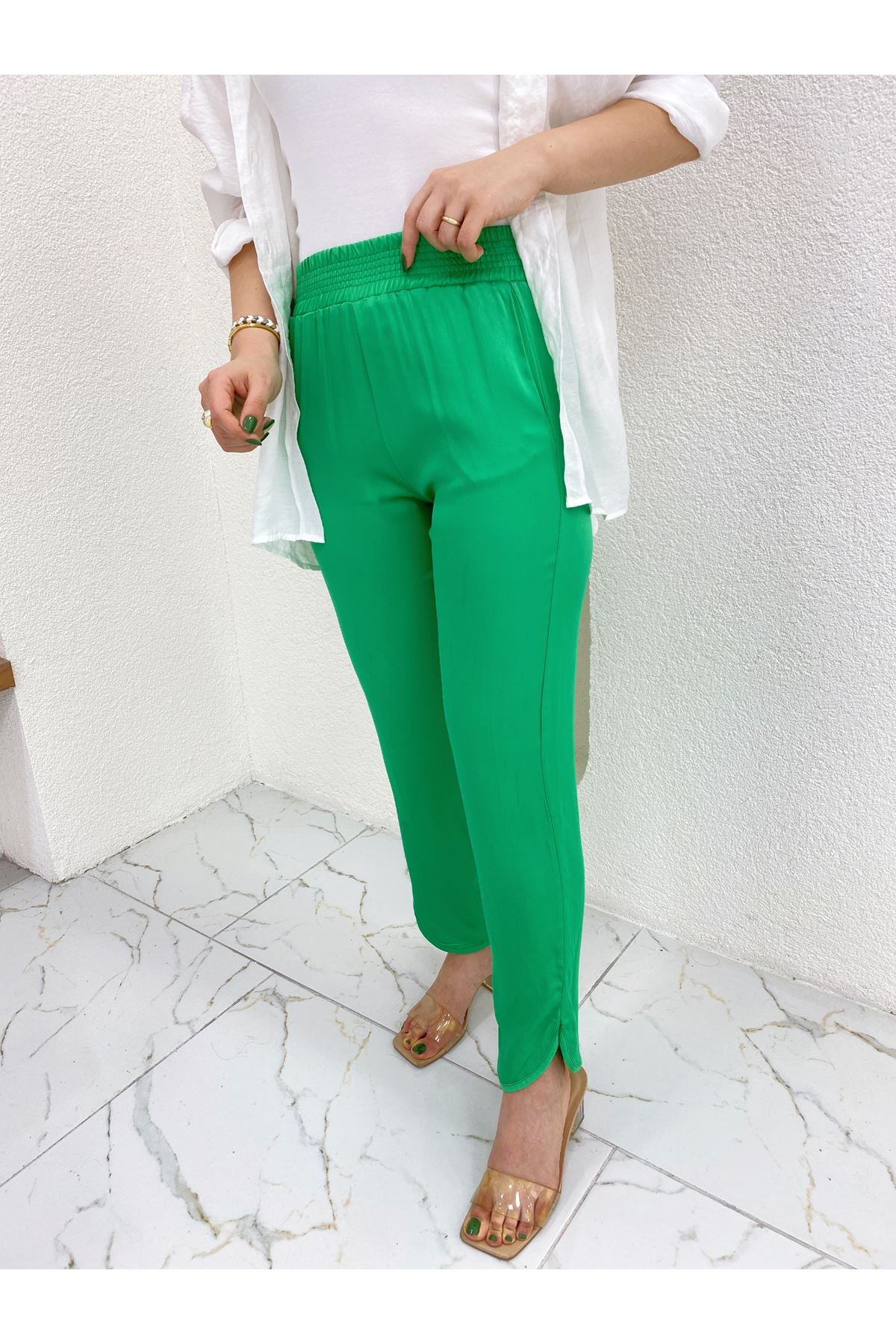 Orijinal Marka Yeşil Beli Lastikli Paçası Oval Yırtmaç Detaylı Saten Pantolon