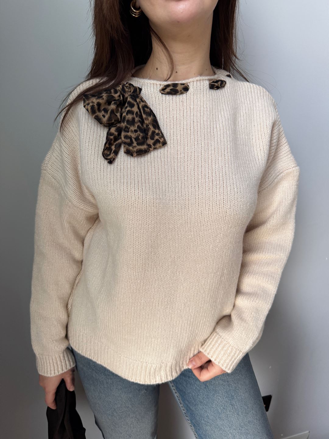 Ekru Leopar Fularlı Triko Kazak