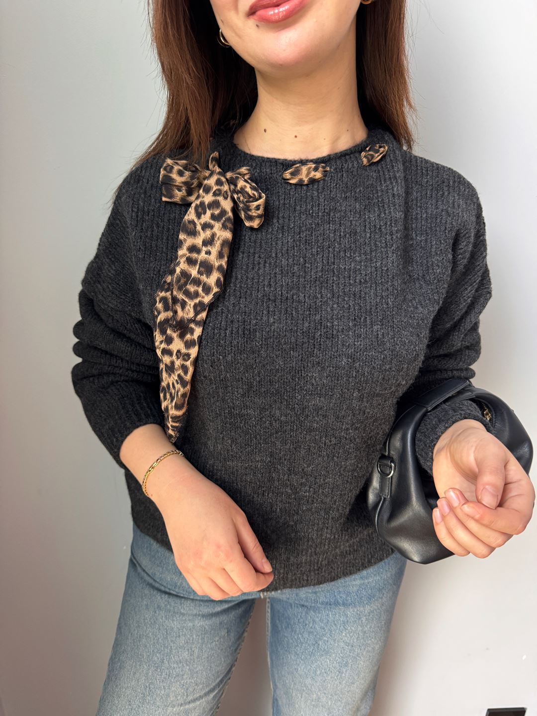 Antrasit Leopar Fularlı Triko Kazak