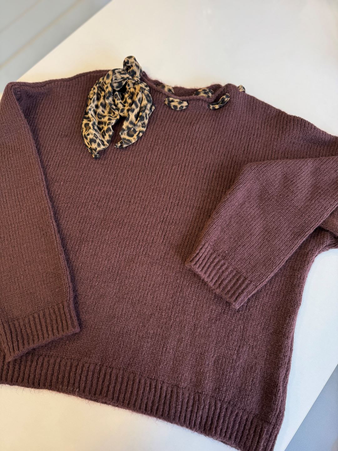 Bordo Leopar Fularlı Triko Kazak