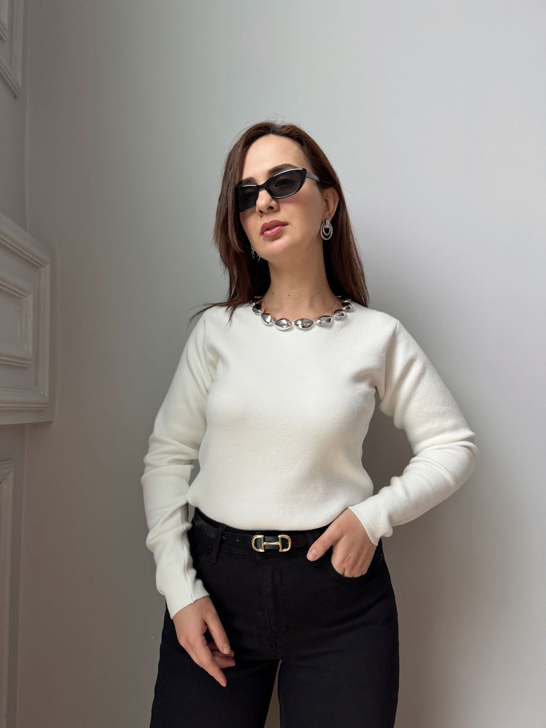 Beyaz Yakası Aksesuar Detaylı Triko Bluz