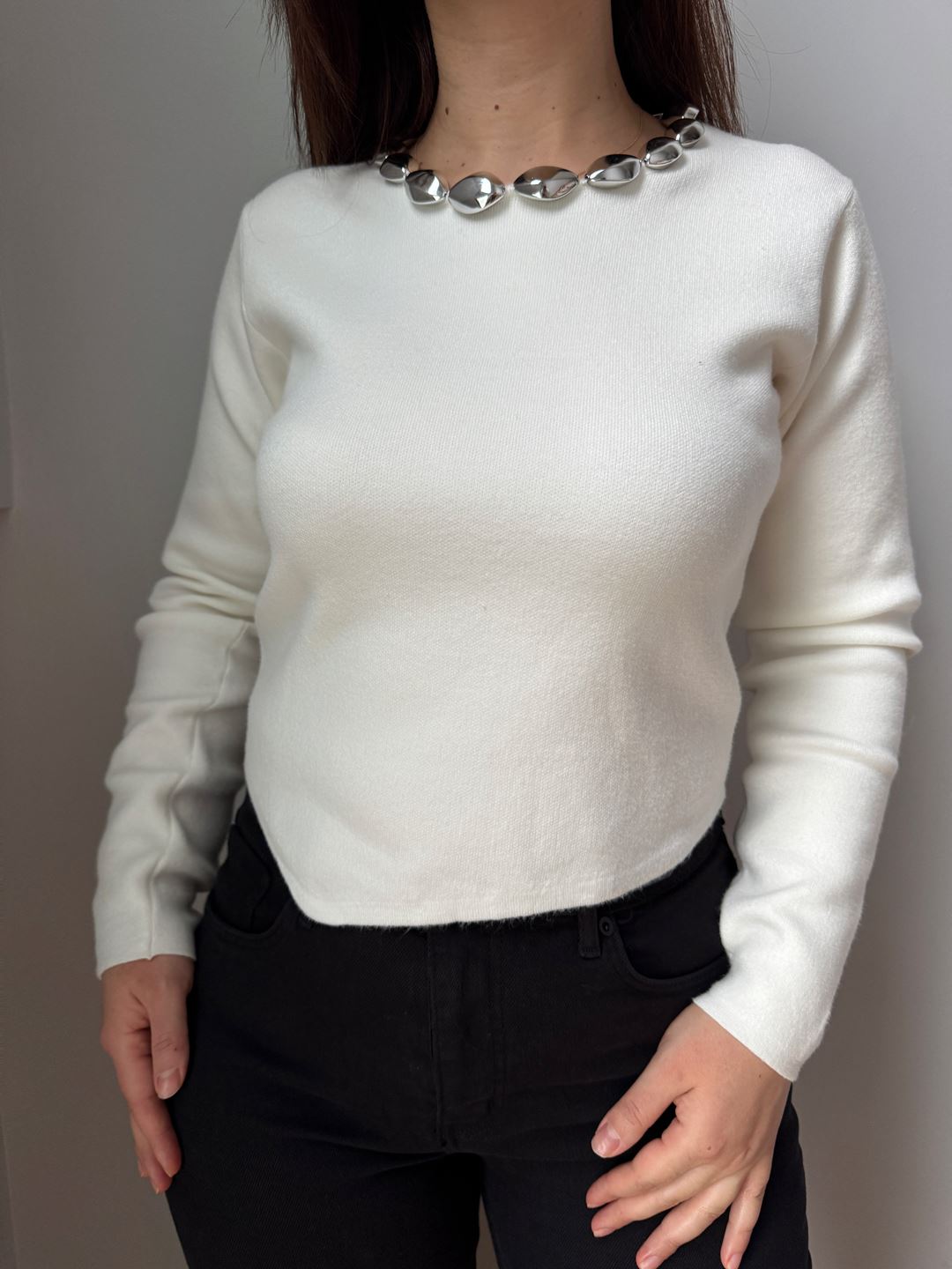 Beyaz Yakası Aksesuar Detaylı Triko Bluz