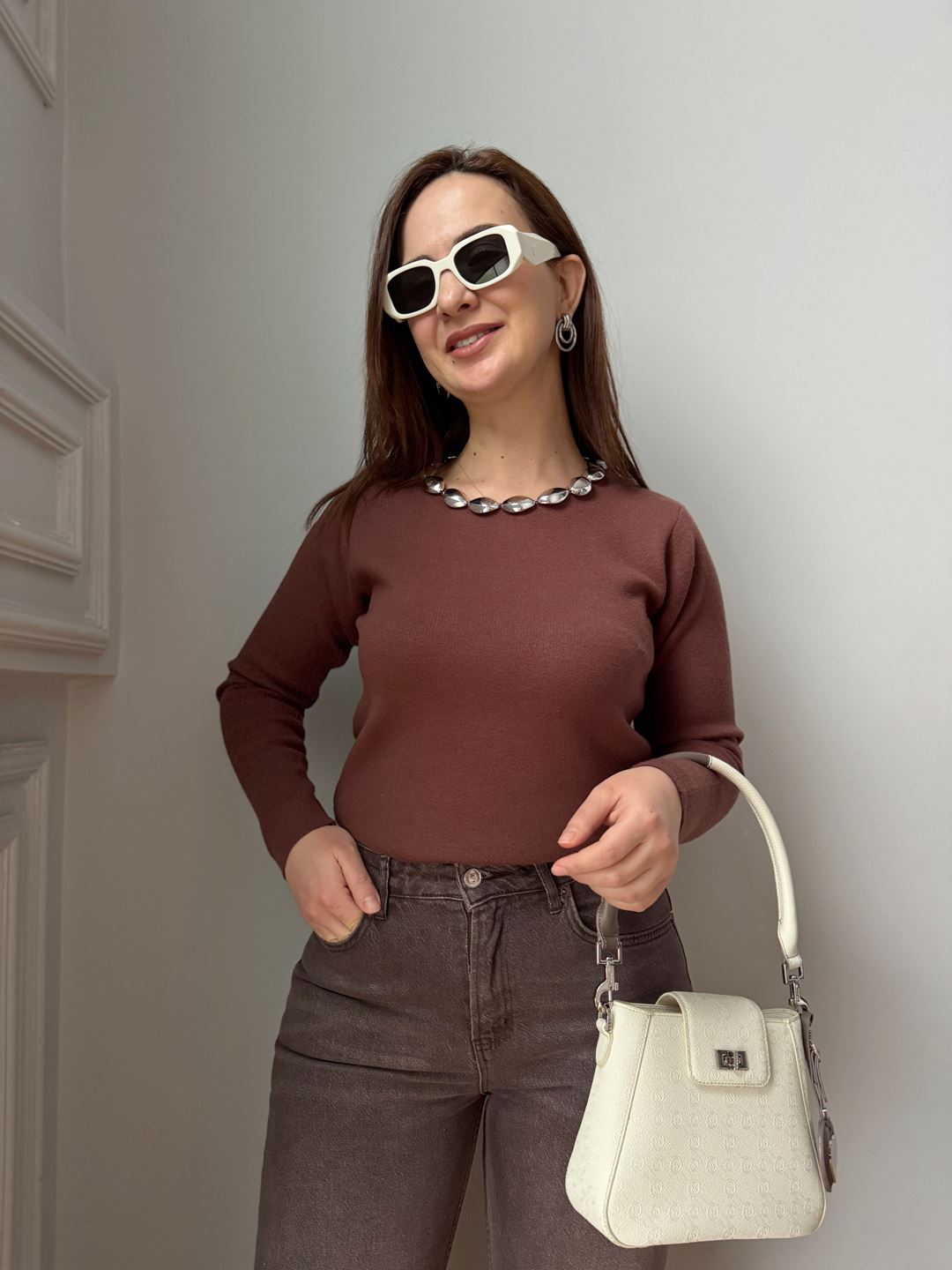 Kahverengi Yakası Aksesuar Detaylı Triko Bluz