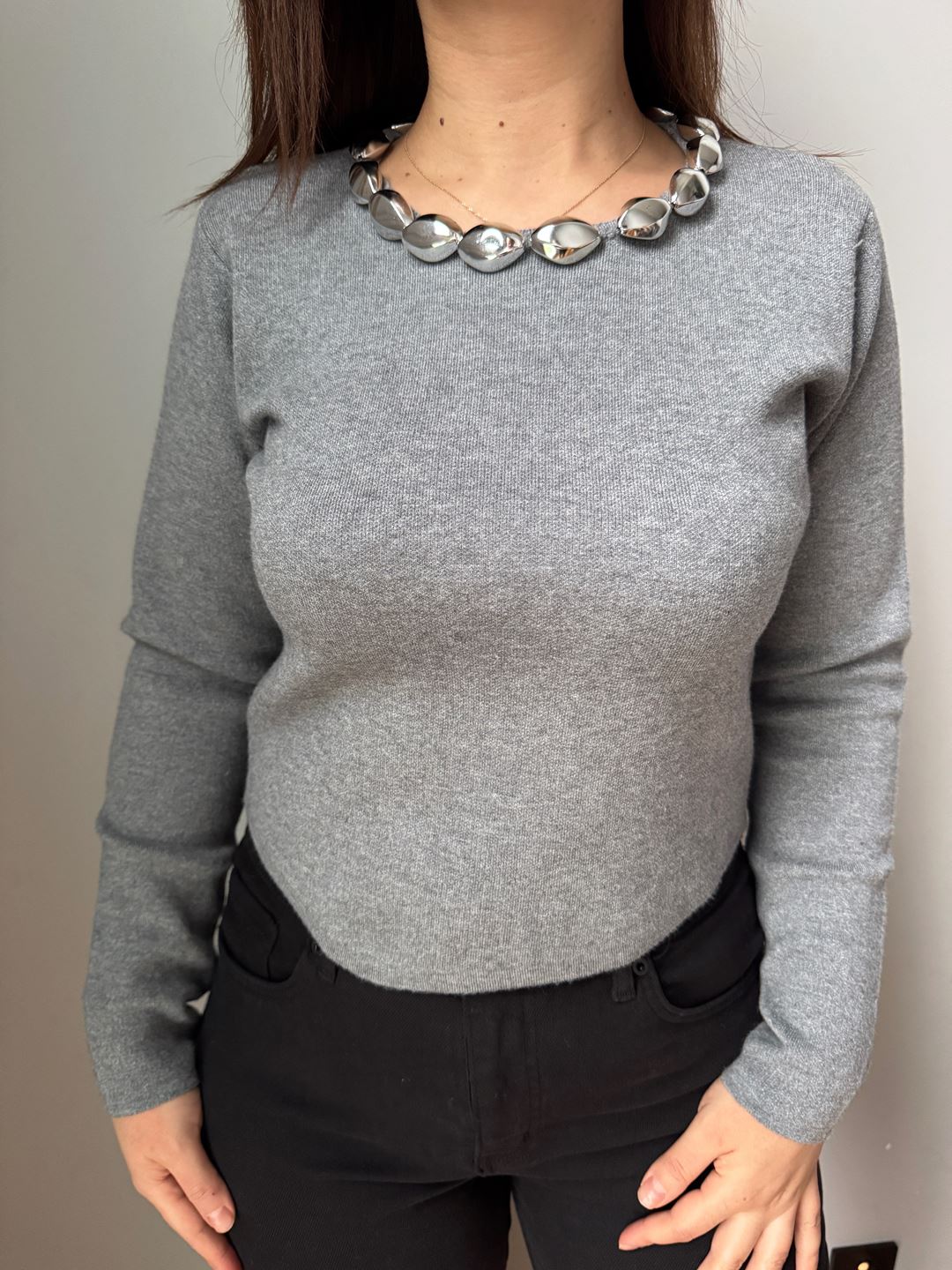 Gri Yakası Aksesuar Detaylı Triko Bluz