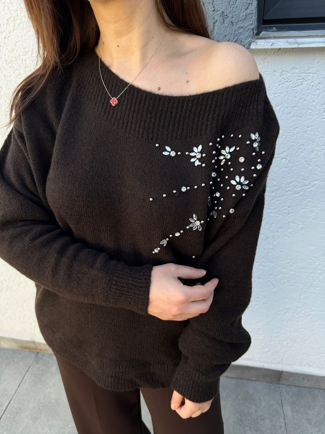 Kahverengi Kayık Yaka Taşlı Kazak