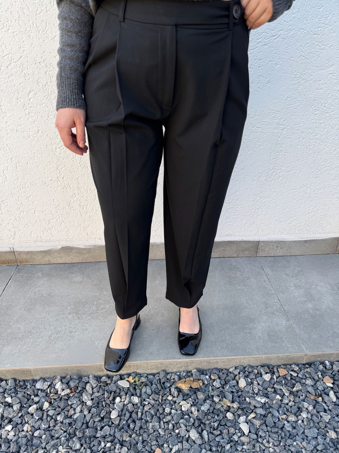 Siyah Kemer Detaylı Havuç Kesim Pantolon