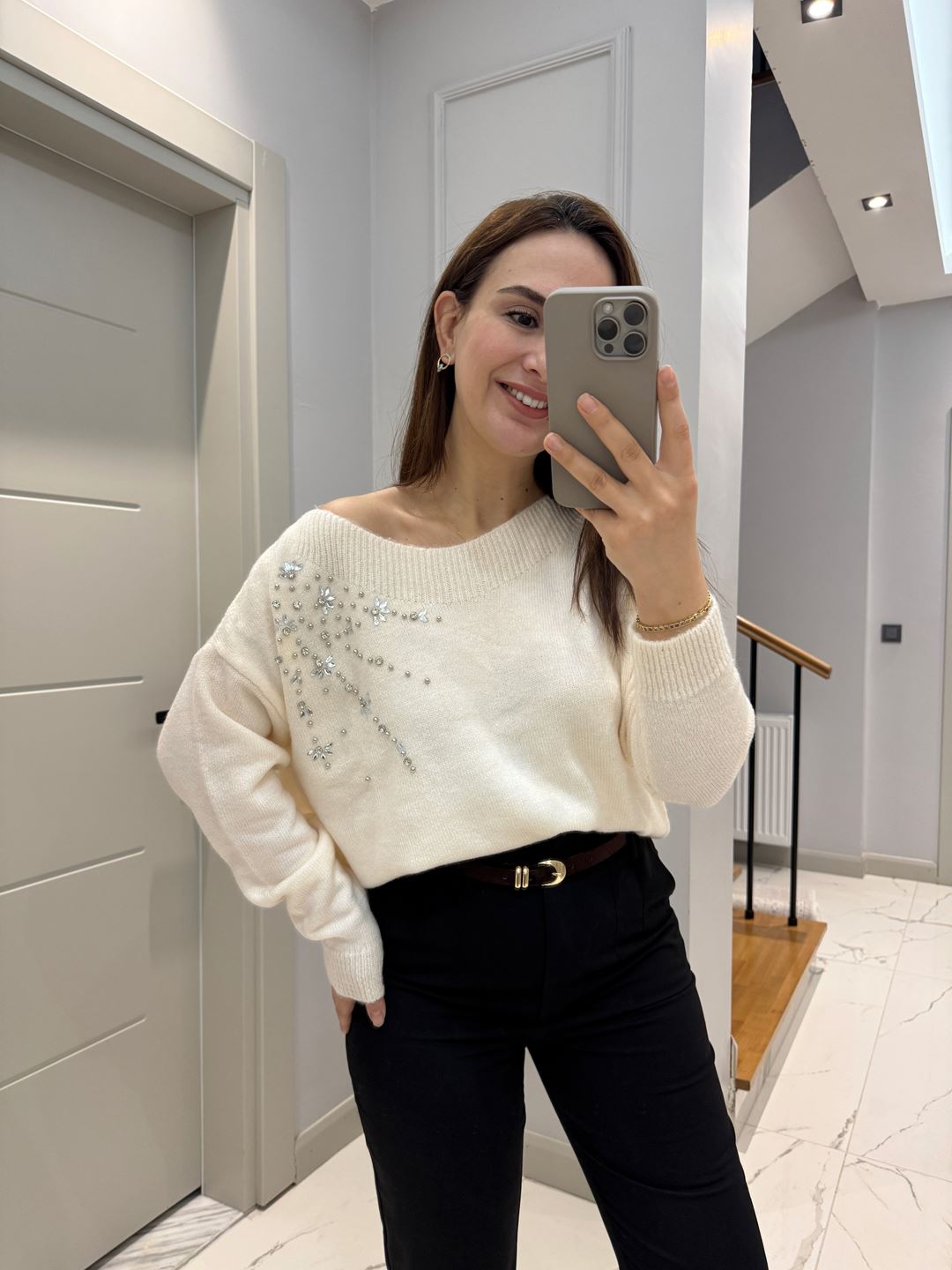 Ekru Kayık Yaka Taşlı Kazak