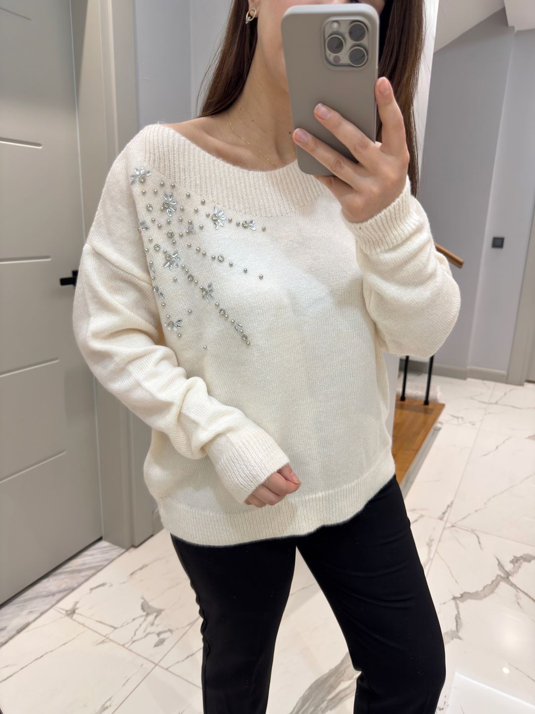 Ekru Kayık Yaka Taşlı Kazak