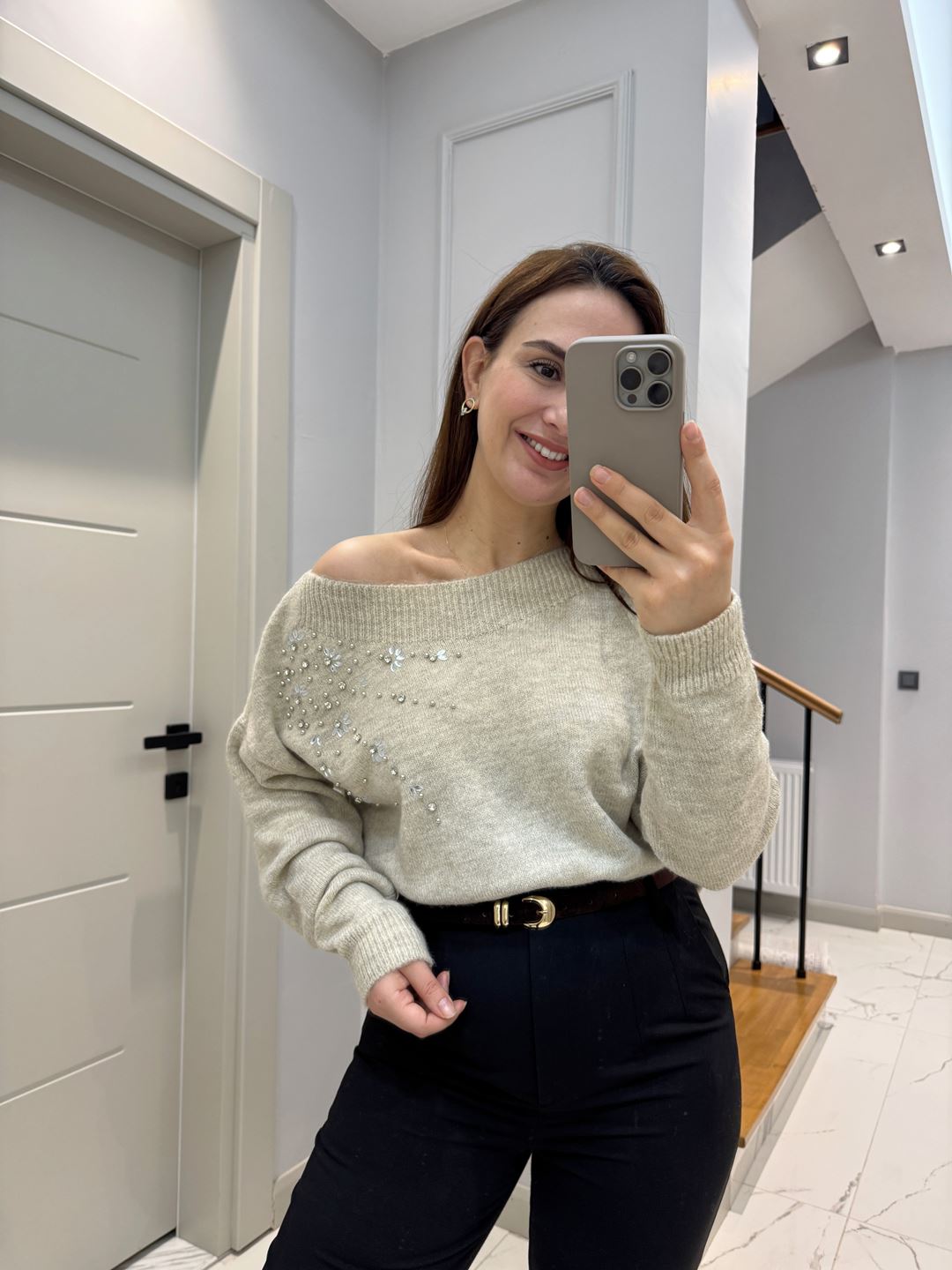 Taş Rengi Kayık Yaka Taşlı Kazak