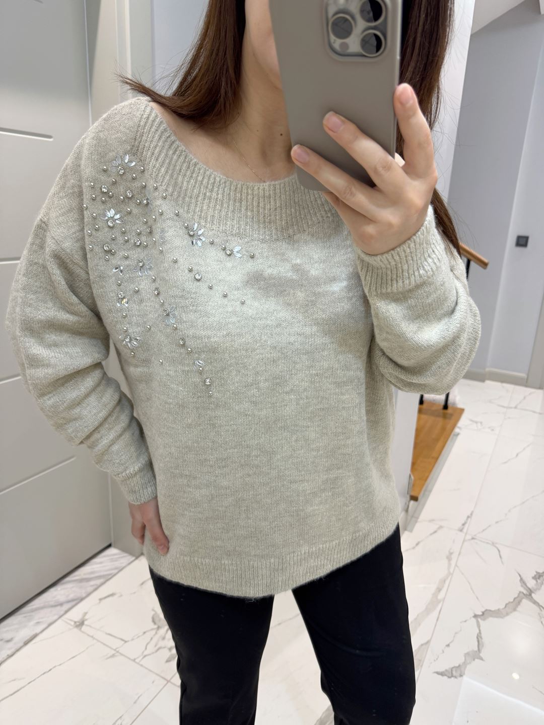 Taş Rengi Kayık Yaka Taşlı Kazak