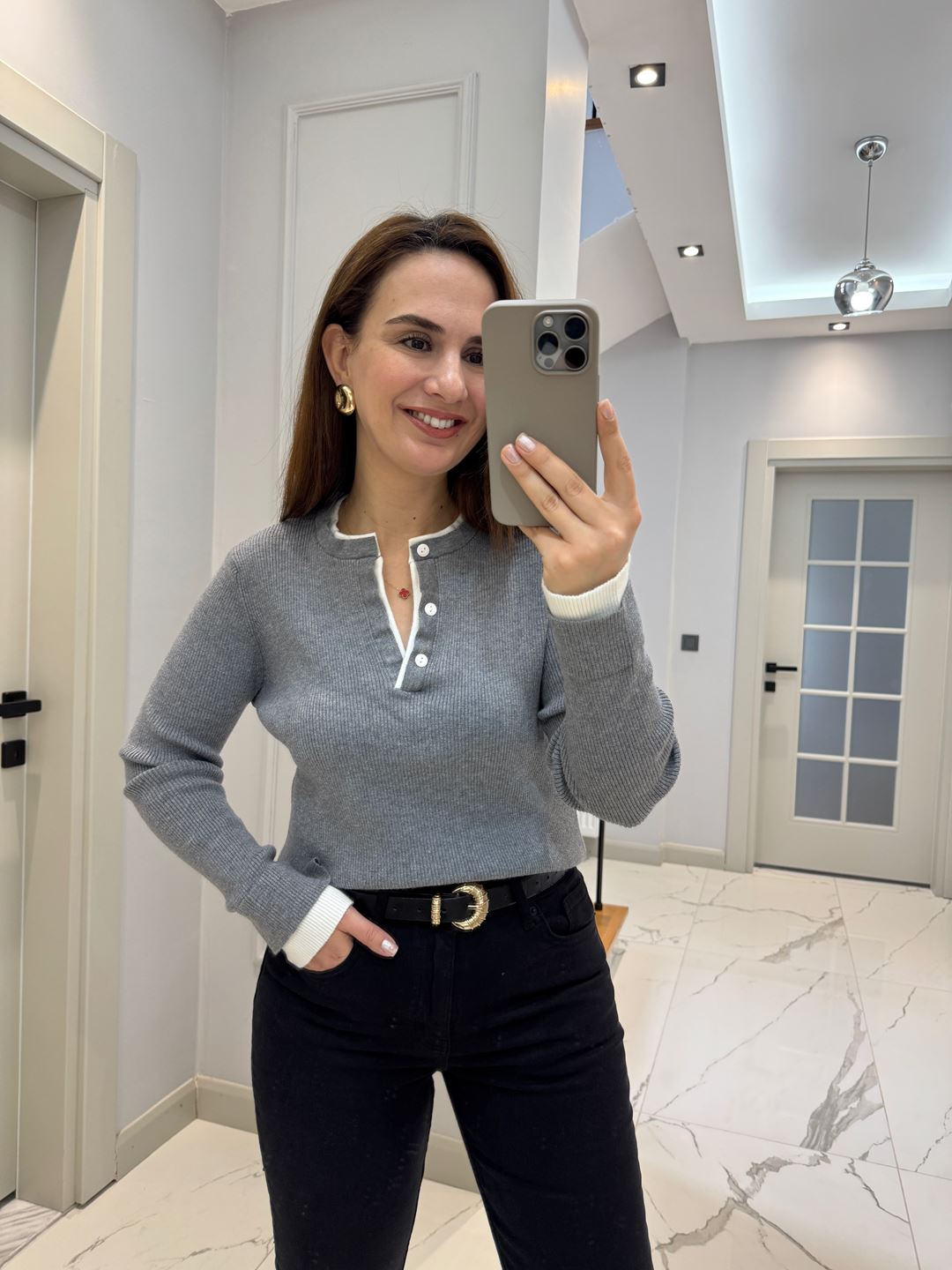 Gri Yakası ve Bilekler Parça Detaylı Triko