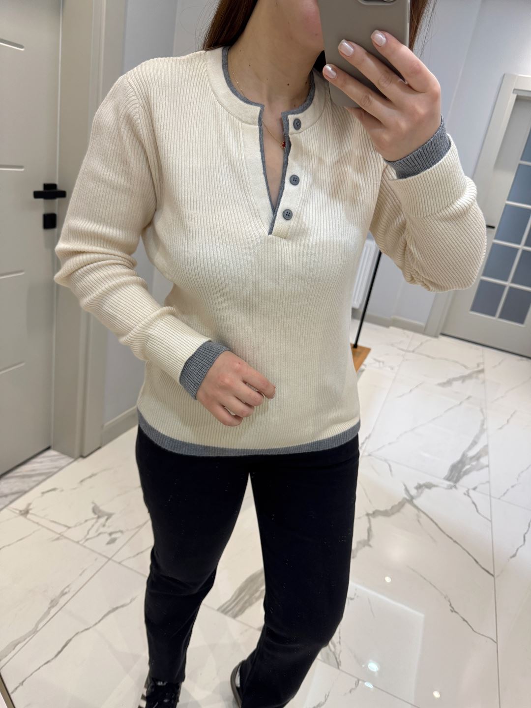 Bej Yakası ve Bilekler Parça Detaylı Triko