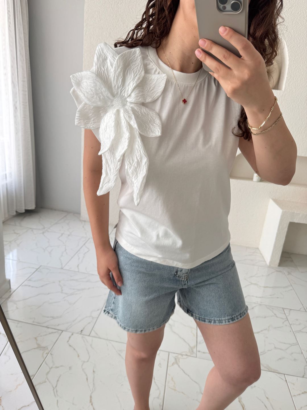 Ekru Tek Omuz Çiçekli Tişört