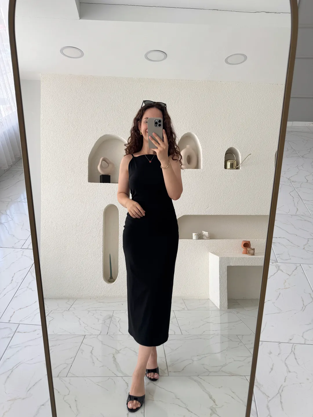 Siyah İnce Askılı Büzgülü Midi Elbise