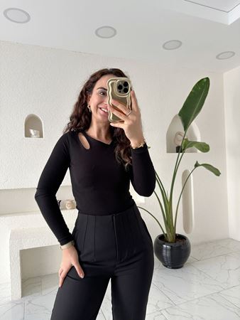 Siyah Asimetrik V yaka Pencere Detaylı Bluz