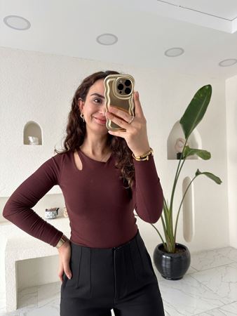 Kahverengi Asimetrik V yaka Pencere Detaylı Bluz