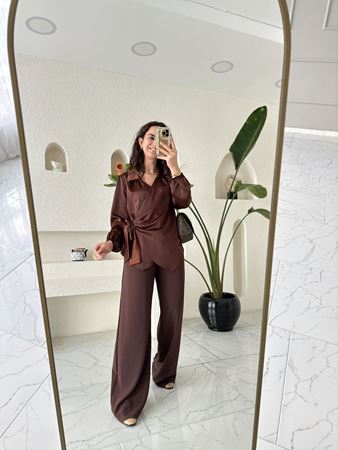 Kahverengi Kruvaze Yaka Bağlamalı Gömlek