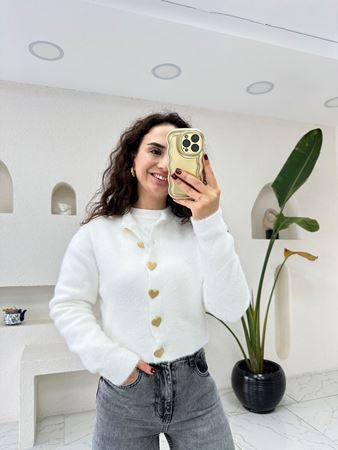Beyaz Kalp Düğmeli Yumoş Hırka