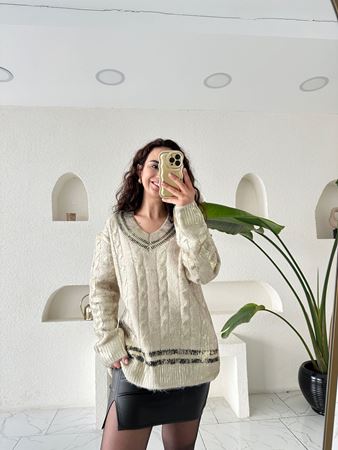 Taş Rengi V Yaka Gold Varaklı Saç Örgü Detaylı Kazak