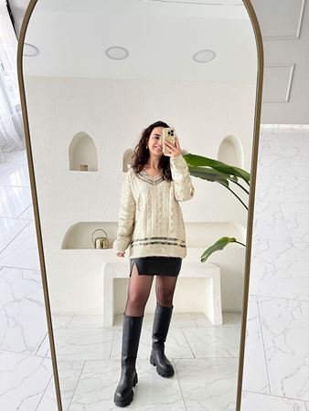 Taş Rengi V Yaka Gold Varaklı Saç Örgü Detaylı Kazak