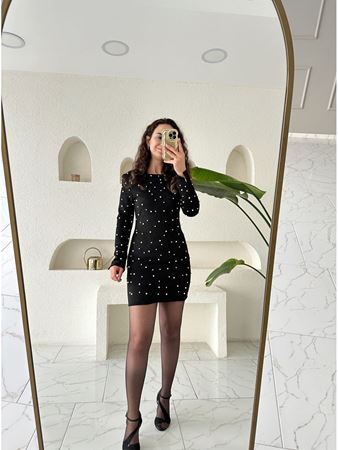 Marka Model Siyah Vatkalı Süet Üzeri İnci Detaylı Elbise