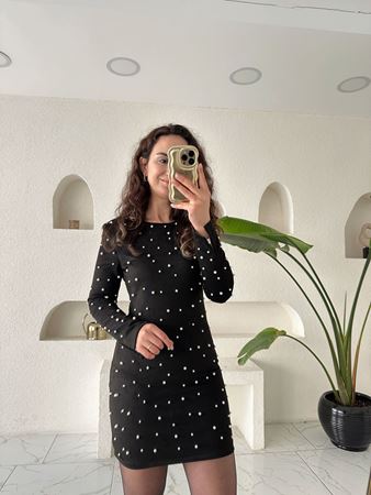 Marka Model Siyah Vatkalı Süet Üzeri İnci Detaylı Elbise