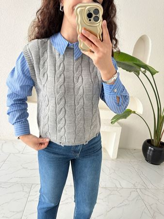 Gri Süveterli Mavi Çizgili Gömlek