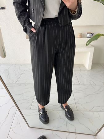 Siyah Çizgili Paçası Düğme Detaylı Pantolon