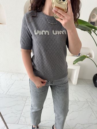 Gri Mıu Mıu Yazı ve İnci Detay Triko Bluz