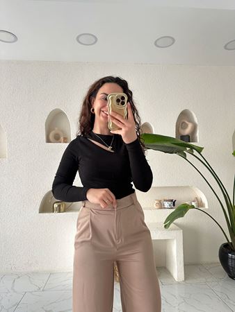 Siyah Pencere Detaylı Bluz