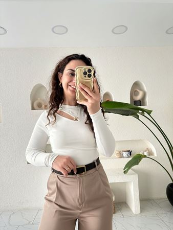 Beyaz Pencere Detaylı Bluz