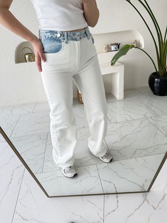 Beyaz Garnili Düğme Detaylı Jean