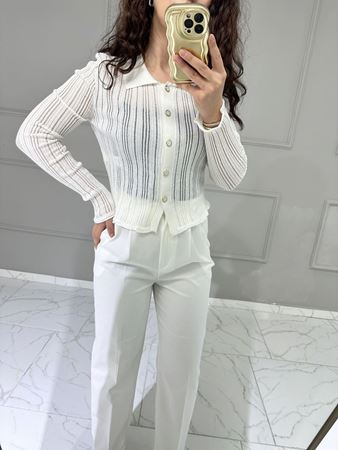 Ekru Polo Yaka Gold Düğmeli Ajurlu Bluz