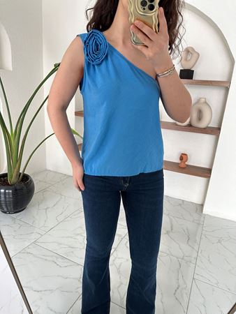 Mavi Gül Broşlu Tek Omuz Bluz