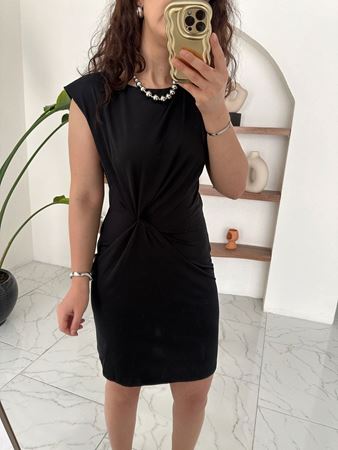 Siyah Vatkalı Burgu Detaylı Elbise