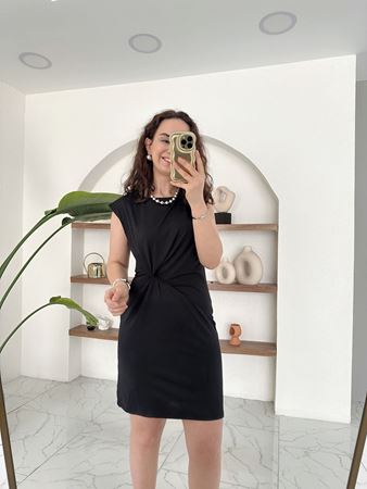 Siyah Vatkalı Burgu Detaylı Elbise