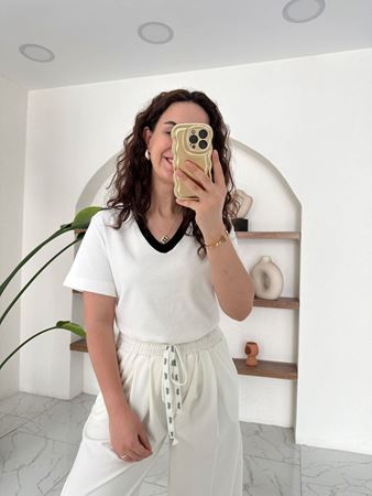 M.D. Beyaz Siyah Biyeli V Yaka T-Shirt