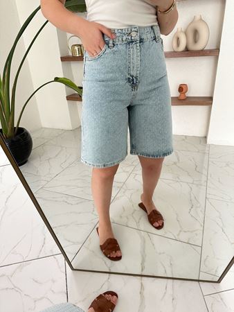 Mavi Taş Detaylı Şehir Boy Denim Şort