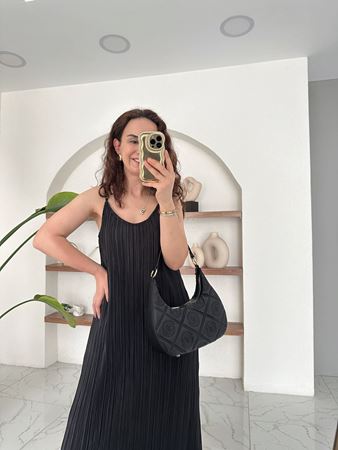 Siyah İnce Pliseli İp Askılı Elbise