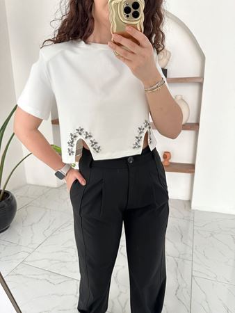Beyaz Etek Ucu Taşlı Vatkalı Crop Bluz