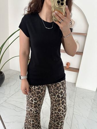 Siyah Etek Ucu ve Kolları Dikişsiz Basic T-Shirt