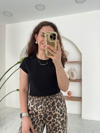 Siyah Etek Ucu ve Kolları Dikişsiz Basic T-Shirt