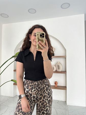 Siyah Polo Yaka Önü Fermuarlı Bluz