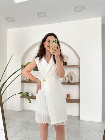 Beyaz Gold Düğmeli Piliseli Yakalı Elbise