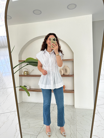 Beyaz Pile Detaylı Vatkalı Kolsuz Gömlek