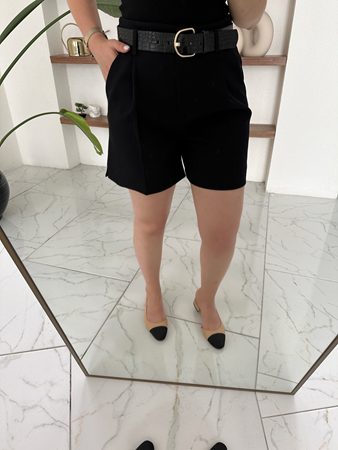 Siyah Kemer Detaylı Şehir Boy Kumaş Şort