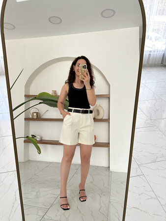 Ekru Kemer Detaylı Şehir Boy Kumaş Şort