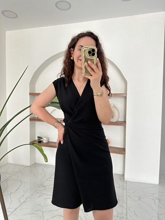 Siyah Drapeli Kolsuz Elbise