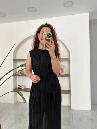 Siyah Sıfır Kol Piliseli Elbise